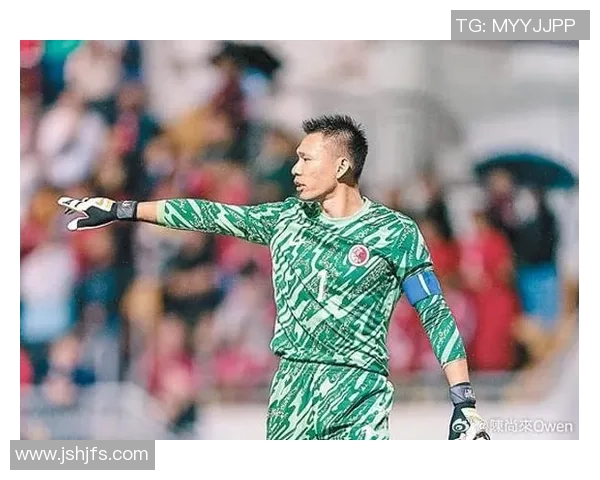 香港足球明星队前锋展现卓越技艺助力球队争夺荣誉与胜利