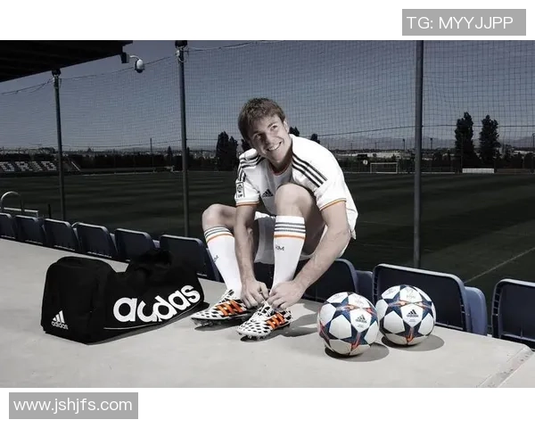 阿迪达斯足球明星弗兰的传奇职业生涯与辉煌成就回顾 阿迪达斯足球明星弗兰的传奇职业生涯与辉煌成就回顾