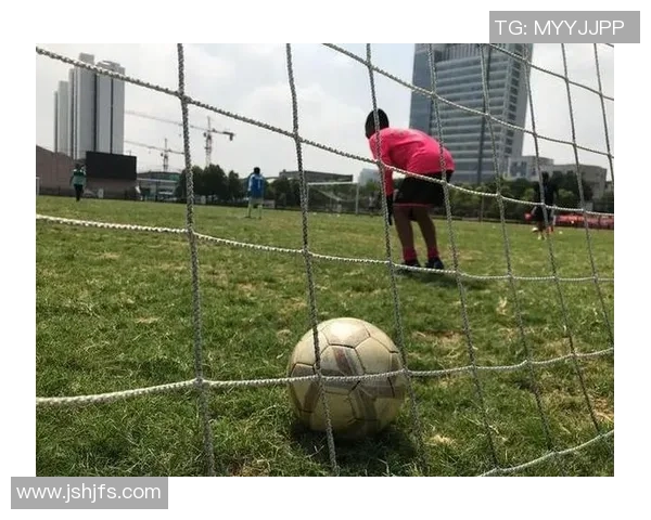 足球明星与孩子们共度快乐时光在绿茵场上尽情挥洒青春梦想 足球明星与孩子们共度快乐时光在绿茵场上尽情挥洒青春梦想